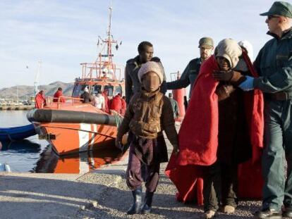 Varios de los inmigrantes rescatados, esta tarde a su llegada al puerto de Motril.