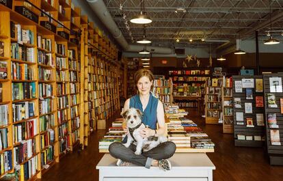 Ann Patchett con su perro en su librería, Parnassus Books, en Nashville.