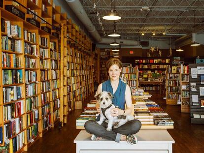 Ann Patchett con su perro en su librer&iacute;a, Parnassus Books, en Nashville.