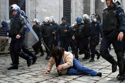 La policía turca carga durante la manifestación de mujeres el domingo pasado en Estambul.