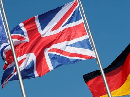 Banderas brit&aacute;nica y alemana ante la canciller&iacute;a germana, en Berl&iacute;n, en abril pasado.