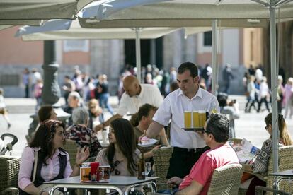 Terraza en Valencia. El sector servicios est&aacute; a la cabeza de la mejora del paro.