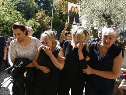 Familiares de Marina Okarynska esperan la llegada del féretro con los restos mortales de la joven asesinada en Cuenca. La iglesia de San Esteban ha acogido el funeral.