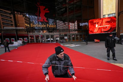 Últimos retoques, el pasado 11 de febrero, a la alfombra roja del Berlinale Palast, antes de la inauguración del festival.