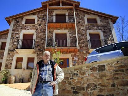 Mayor Jos&eacute; Luis Mar&iacute;a outside the country lodge that was intended to glean revenue for Monasterio.