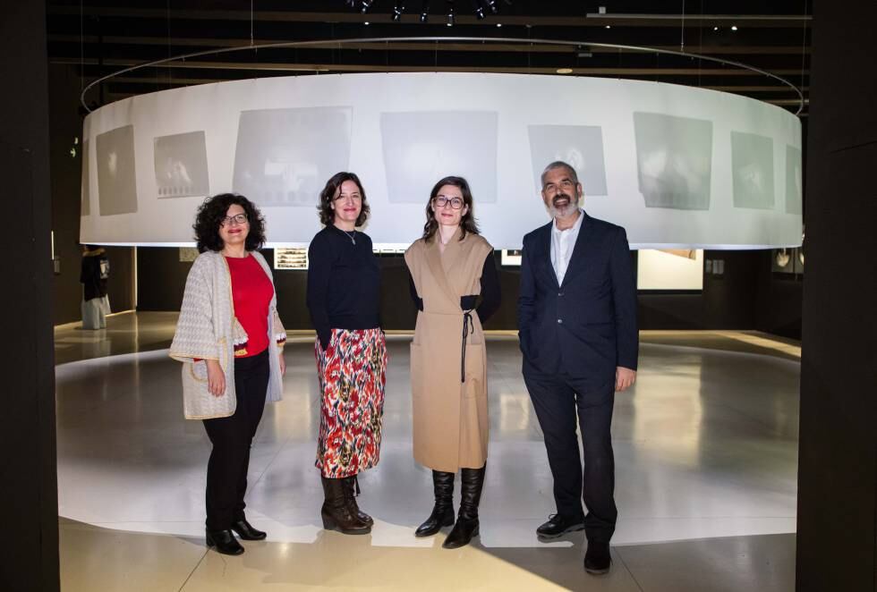 La directora del área de exposiciones y colección de la Fundación La Caixa, Isabel Salgado, y la comisaria de la exposición, Julie Jones, en el centro de la imagen. Detrás, la obra 'From Hand to Mouth', de Jeff Guess. El artista se colocó un trozo de película de 35 mm directamente en su boca, que usó como cámara oscura.