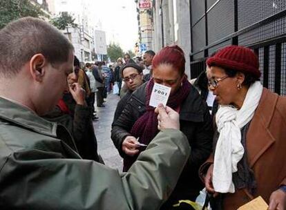 El vigilante de seguridad entrega a Marta el primer número del día. Son las nueve y media.