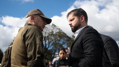 El general director de Carabineros, Ricardo Yáñez, y el presidente Gabriel Boric, en la comuna de Los Álamos (Chile).