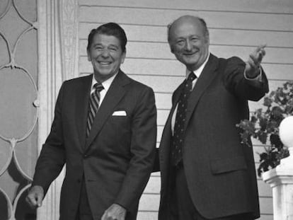 Edward Koch (derecha) y Ronald Reagan, en 1980.