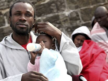 Varias embarazadas y tres bebés, en una patera