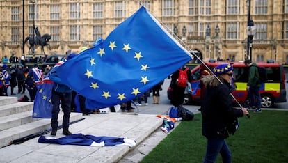 Una persona se manifiesta contra el Brexit a las afueras del Parlamento británico.