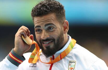 Kim López con la medalla de oro.