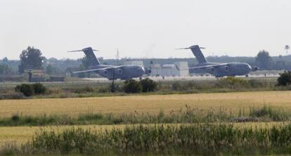 Dos aviones en la base aérea de Morón (Sevilla).