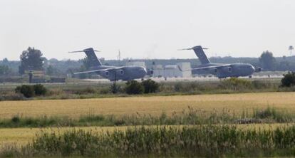 Dos aviones en la base a&eacute;rea de Mor&oacute;n (Sevilla).