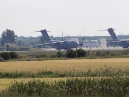 Dos aviones en la base a&eacute;rea de Mor&oacute;n (Sevilla).