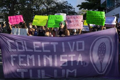 En Tulum, según las organizadoras de la marcha, es la primera vez que se manifiesta más de un centenar de mujeres, que cortan la avenida principal y ponen el dedo en la llaga del Gobierno.