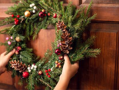 Corona de Navidad con diferentes motivos navideños. GETTY IMAGES.