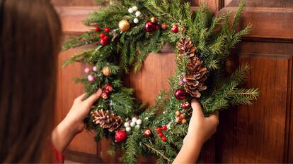 Corona de Navidad con diferentes motivos navideños. GETTY IMAGES.