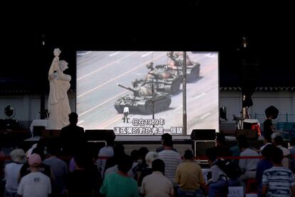 Una multitud de personas ven un vídeo que muestra al 'hombre del tanque', durante un acto conmemorativo en Taipéi (Taiwán). 