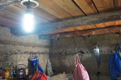 Proyecto de Electrificación Rural en Perú lleva energía a casas alejadas a través de paneles solares.