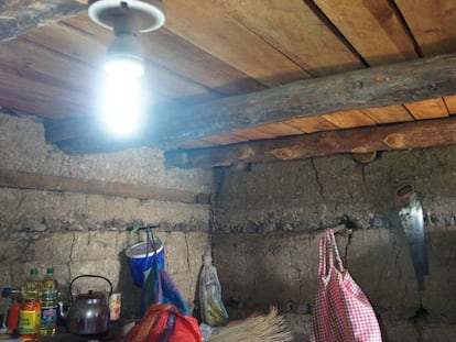 Proyecto de Electrificaci&oacute;n Rural en Per&uacute; lleva energ&iacute;a a casas alejadas a trav&eacute;s de paneles solares.