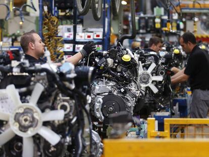 Trabajadores de Nissan en la planta de la Zona Franca de Barcelona.