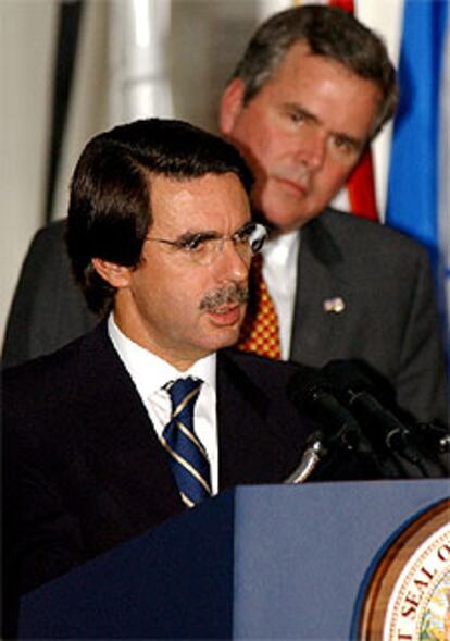 Aznar, ayer con Jeb Bush, durante un acto en Tallahassee (EE UU).