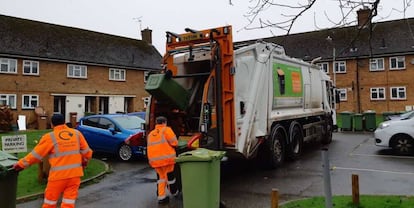 Dos trabajadores de Urbaser en Reino Unido recogen basura urbana.