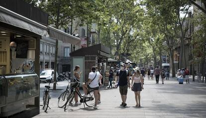 Turistes per la Rambla de Barcelona l'estiu passat.