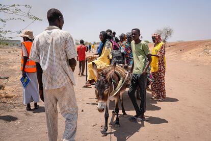 People cross the border from Sudan to South Sudan at the Joda border crossing in South Sudan, on May 16, 2023.