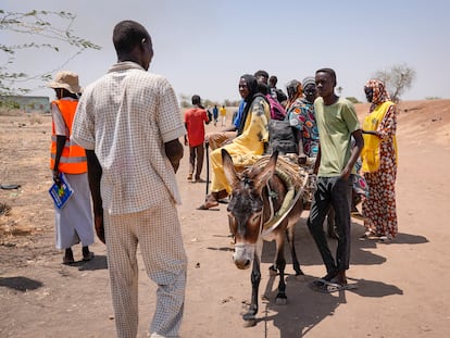 People cross the border from Sudan to South Sudan at the Joda border crossing in South Sudan, on May 16, 2023.