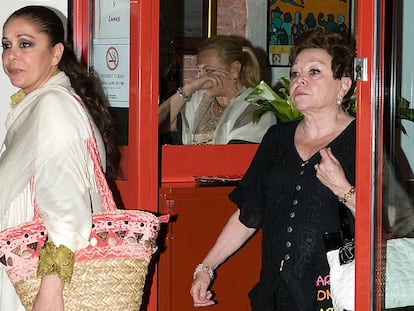 Isabel Pantoja salía en 2011 de un restaurante de Barcelona junto a María Navarro.