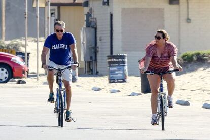 Pierce Brosnan y su esposa, en Malibú.