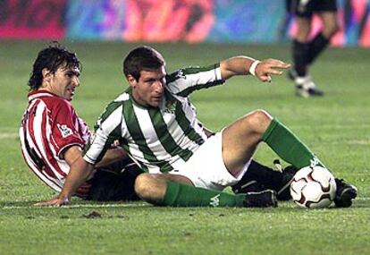 Palermo, en el suelo junto a Karanka durante el Betis-Athletic del pasado sábado.