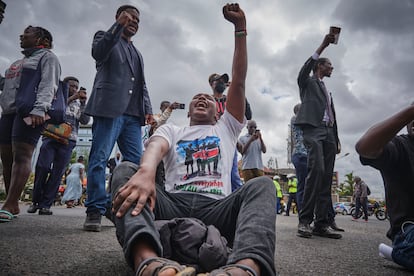 Un joven se sienta en la carretera que pasa frente a la morgue de Nairobi para bloquear el tráfico, el pasado 9 de junio, en protesta por la muerte de Albert Omondi Ojwang.
