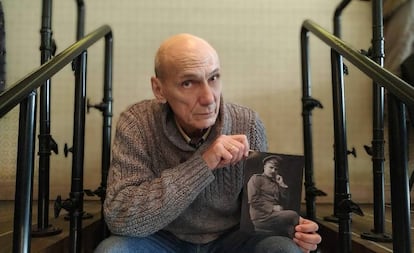 George Shajet segura uma foto de seu avô, um engenheiro que foi alvo de represálias em 1934, em Moscou.