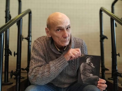 George Shajet sostiene una foto de su abuelo, un ingeniero represaliado en 1934, en Moscú.