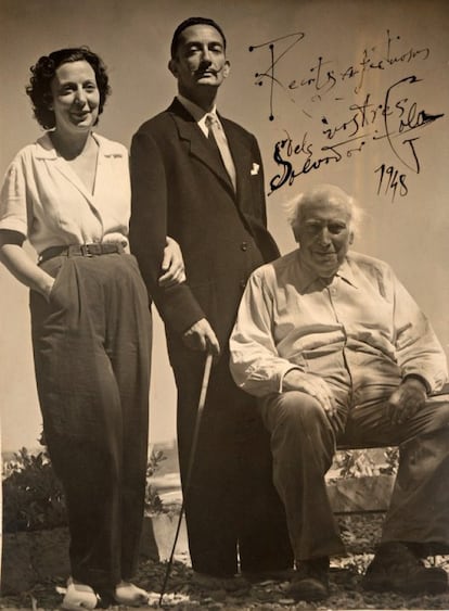 Salvador y Anna María Dalí con su padre, el notario Salvador Dalí Cusí, en una fotografia autografiada.