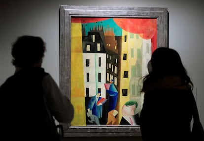 Dos personas observan el cuadro 'Arquitectura II' de Lyonel Feininger que forma parte de la exposición 'Expresionismo alemán en la colección del barón Thyssen-Bornemisza', en Museo Nacional Thyssen-Bornemisza en Madrid este lunes.