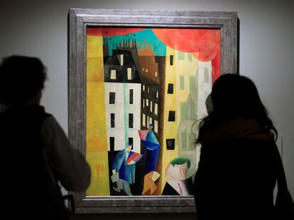 Dos personas observan el cuadro 'Arquitectura II' de Lyonel Feininger que forma parte de la exposición 'Expresionismo alemán en la colección del barón Thyssen-Bornemisza', en Museo Nacional Thyssen-Bornemisza en Madrid este lunes.