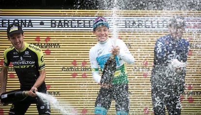 De izq. a dcha., Adam Yates, 'Supermán' López y Egan A. Bernal, en el podio de la Volta