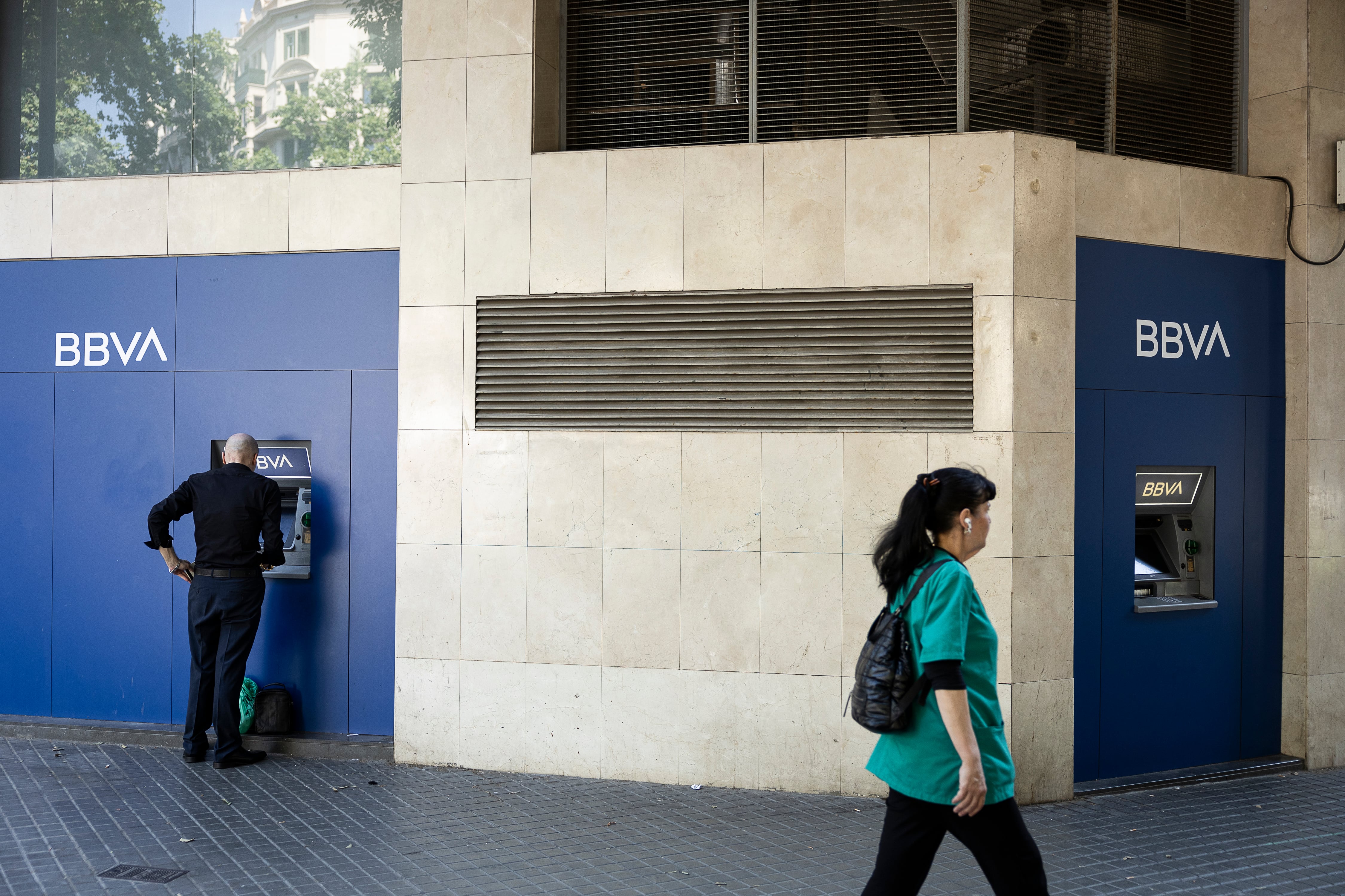Cajero de una entidad bancaria del BBVA, en Barcelona.