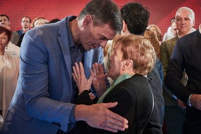 Pedro Sánchez saluda a los asistentes a un acto del PSOE en Pamplona, Navarra, este sábado. 