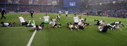 Los jugadores del Real Madrid celebran con la afición su pase a la final de la Liga de Campeones tras el partido de vuelta de semifinales que Atlético de Madrid y Real Madrid jugaron en el estadio Vicente Calderón.