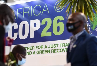 Un grupo de visitantes en el pabellón de África en la COP26, el martes.