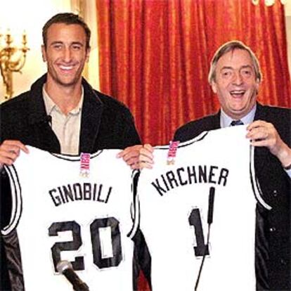 El presidente Néstor Kirchner (derecha), junto al jugador de baloncesto Ginobili, en la Casa Rosada, ayer.