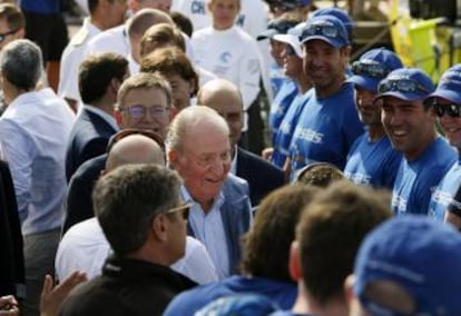 El rey emérito saluda a las tripulaciones de los siete barcos.