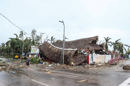 Ya en tierra, el huracán se degradó rápidamente hasta alcanzar la calificación de ciclón tropical, aunque los informes del Servicio Meteorológico Nacional informaban de que recorrió bastantes kilómetros como huracán por el interior del Estado de Guerrero, uno de los más pobres de México. En la imagen, una edificación destruida por el paso del ciclón, en Acapulco.