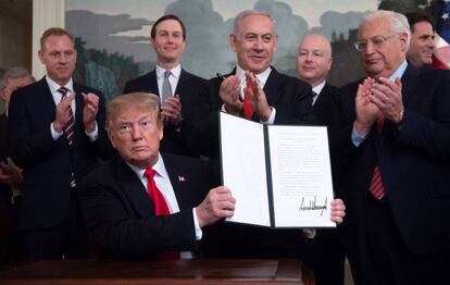 El presidente estadounidense, Donald Trump, muestra su firma de reconocimiento de los Altos del Golán junto al primer ministro israelí, Benjamin Netanyahu, en la Casa Blanca, Washington D.C, EE.UU.