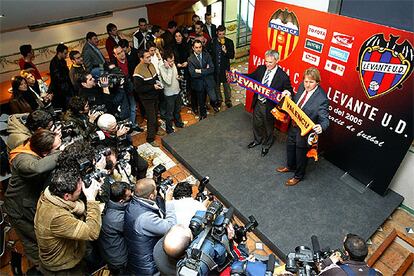 Ranieri y Schuster muestran ayer las bufandas del Levante y el Valencia